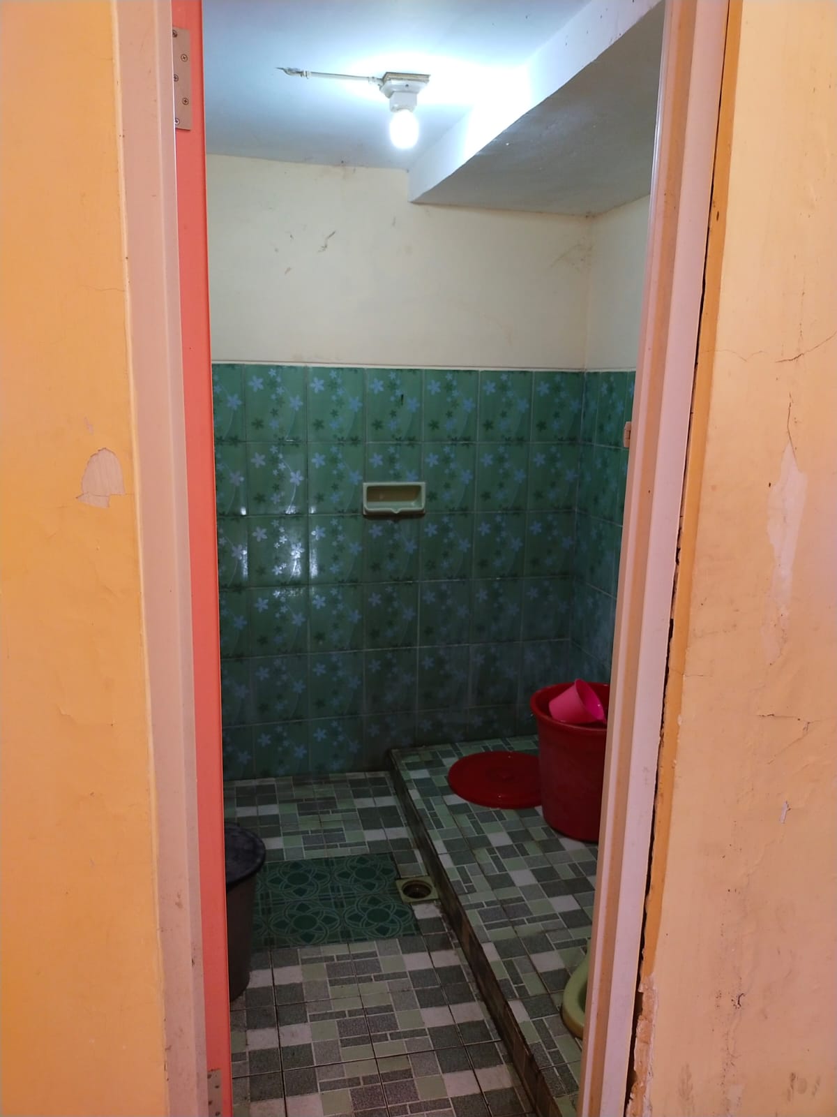 Toilet Guru dan Karyawan